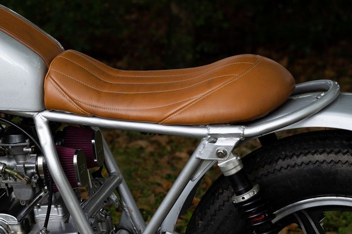 Jok berbalu kulit coklat yang elegan