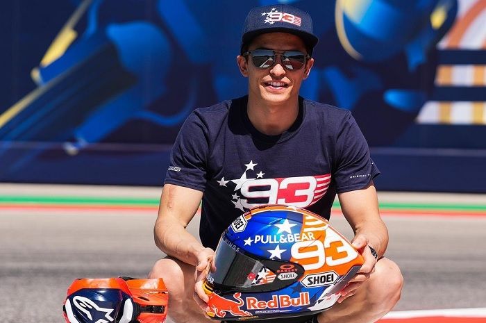 Marc Marquez saat pamer helm spesial buat MotoGP Amerika 2022.