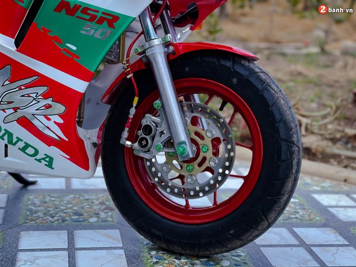 Pelek mengandalkan milik Honda MSX 125 dan memakai pengereman berkaliper Formula