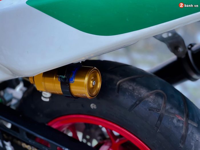 Suspensi belakang pakai shock Ohlins