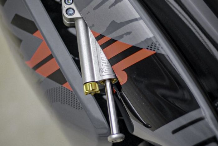 Steering damper Ohlins ikut disematkan