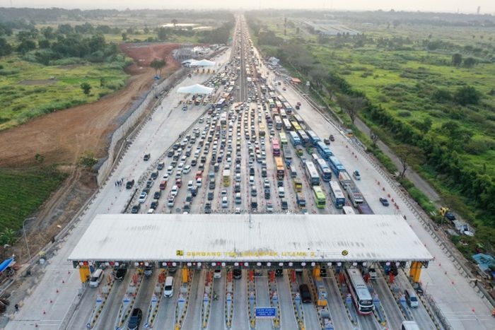 Beberapa kendaraan antre memasuki Gerbang Tol Cikampek Utama, Cikampek, Jawa Barat