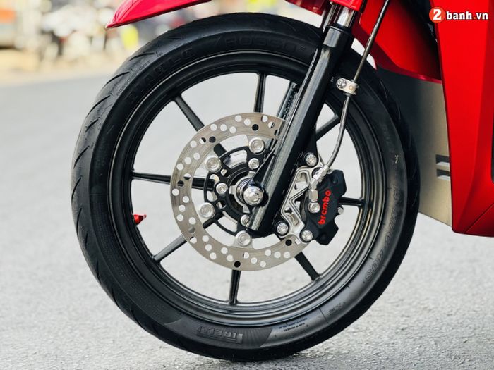 Kaki depan dapat pelek RCB dan pengereman mewah