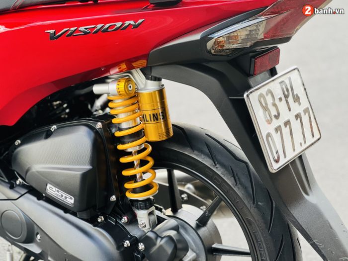 Suspensi belakang mengandalkan shock Ohlins