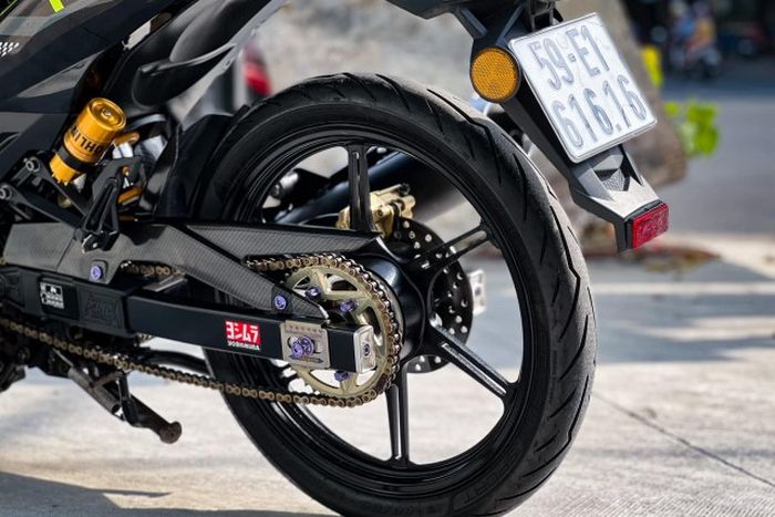 Suspensi belakang mengandalkan shock Ohlins