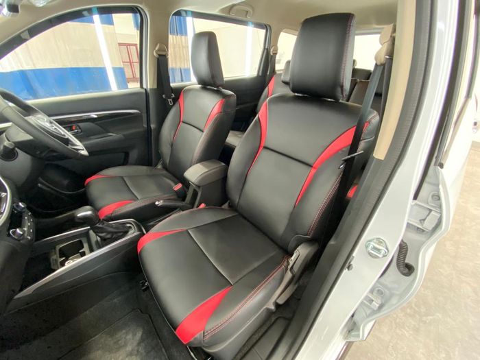 Black Eco Leather Seat With Red Accent pada Suzuki XL7 Alpha FF