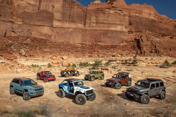 Jeep Magneto 2.0 bersama mobil-mobil konsep Jeep lain di Easter Jeep Safari.