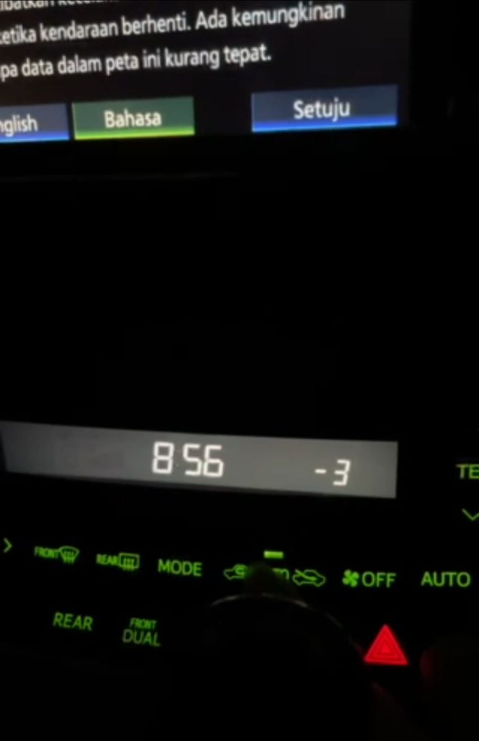 Saat tombol Auto pada pengaturan AC Toyota Alphard 2012 ditekan selama 3 detik, akan muncul angka pada layarnya