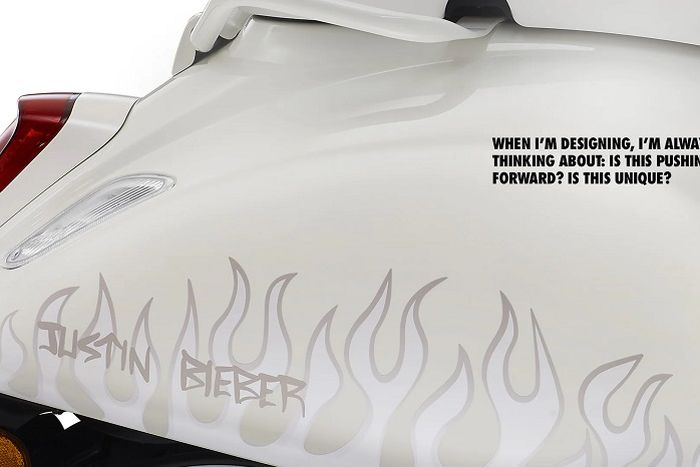Tersemat grafis api dan tulisan 'Justin Bieber' di body Vespa baru ini.