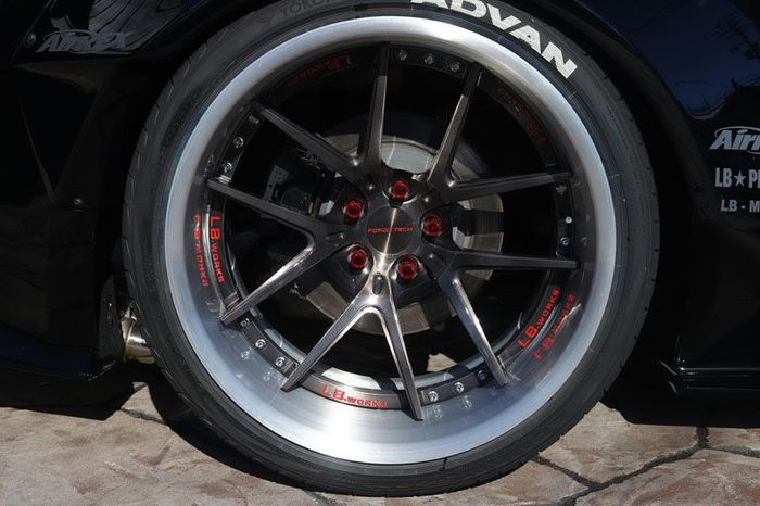 Modifikasi Ford Mustang kandas pakai airsus dan pelek Forgitech ukuran 20 inci