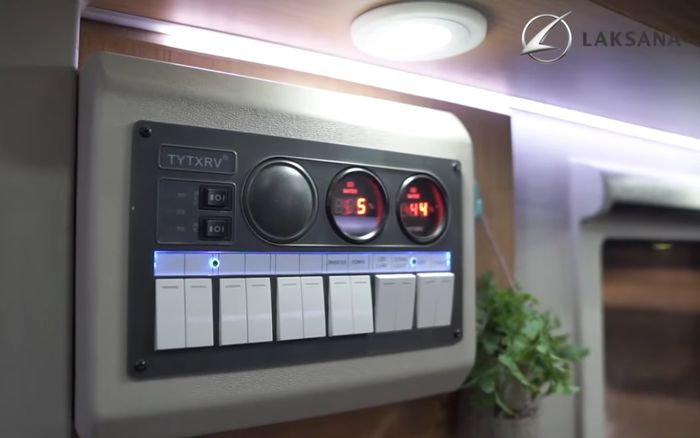 Panel sumber energi listrik cadangan saat camping