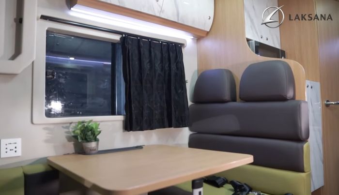 Area ruang makan yang bisa dibuka-tutup jadi ruang tidur