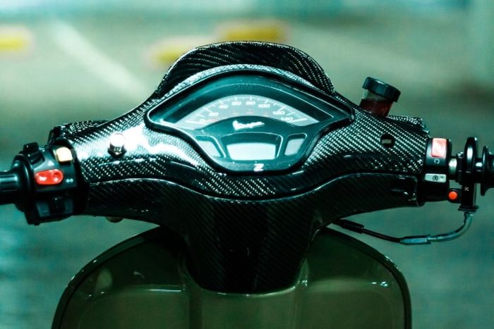 Bagian kepalanya dibalut dengan serat karbon