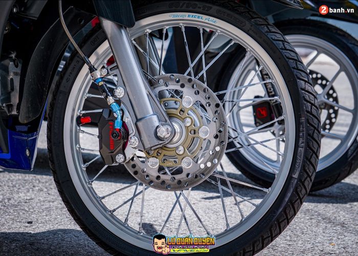 Kaki-kaki dapat pelek Excel dan pengereman istimewa