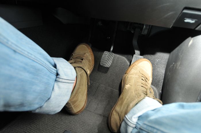Pijakan pedal kopling di mobil transmisi manual
