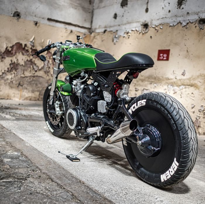 Roda belakang diberi cover agar mirip pelek monoblok