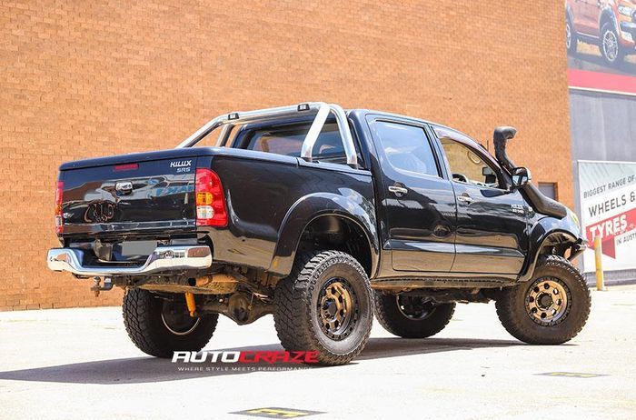 Tampilan belakang modifikasi Toyota Hilux lawas bergaya ALTO