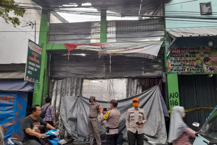 kondisi ruko bengkel motor di Warakas, Jakarta Utara usai mengalami kebakaran yang memakan korban satu keluarga, Selasa (13/4/2022).