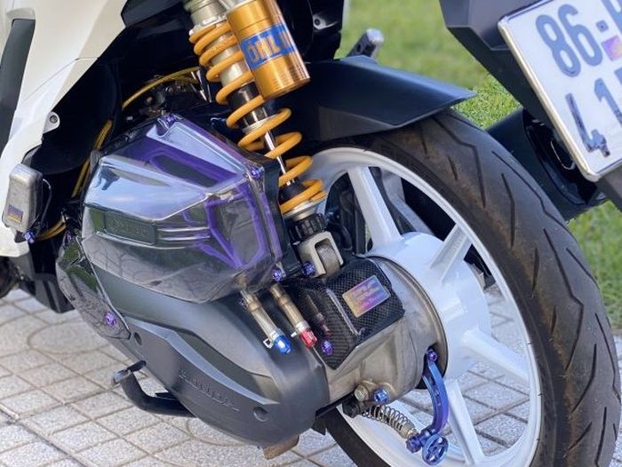 Suspensi belakang diganti dengan shock Ohlins