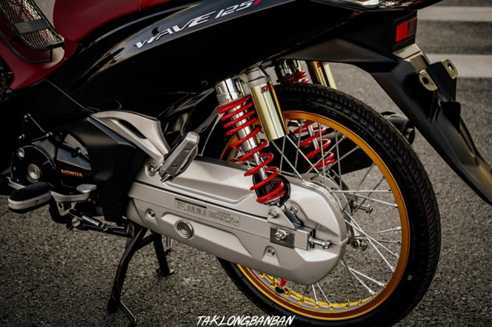 Suspensi belakang diganti dengan shock Showa