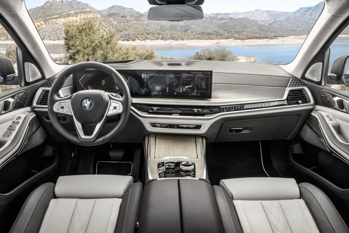 Interior BMW X7 LCI dengan beberapa perubahan pada dasbor dan tambahan fitur.