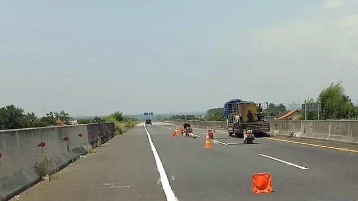 Perbaikan jalan yang masih dilakukan di tol Pekalongan-Batang, Selasa (12/04/2022).