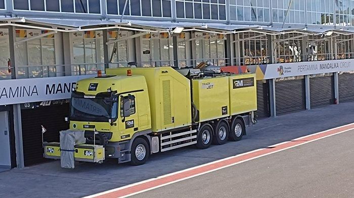 Sirkuit Mandalika, Lombok, NTB melakukan perawatan rutin, aspal lintasan disemprot dengan vacuum jet truck.