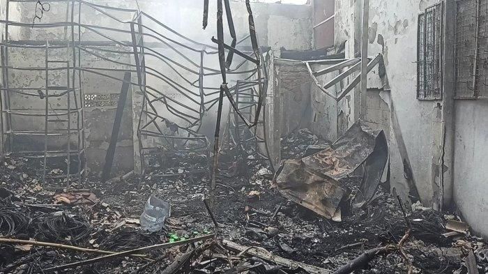 Kondisi bengkel motor di Warakas, Tanjung Priok, Jakarta Utara yang terbakar membuat satu keluarga tewas