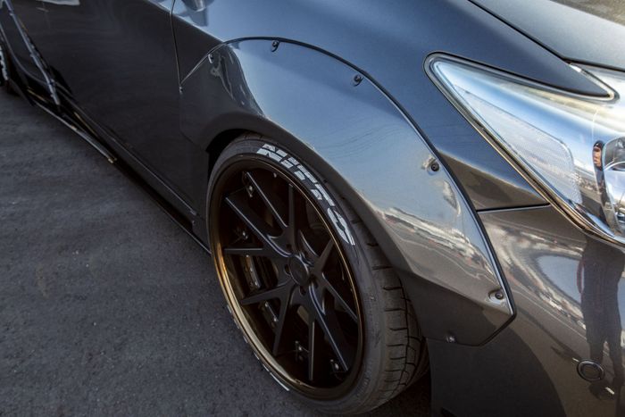 Over fender khas Liberty Walk bikin Toyota Prius lama ini makin gambot