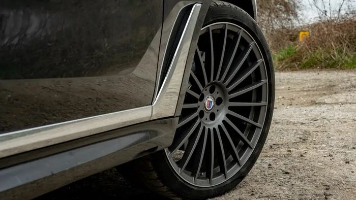 Modifikasi BMW X7 LCI facelift mendapat pelek multi-spoke 21 inci