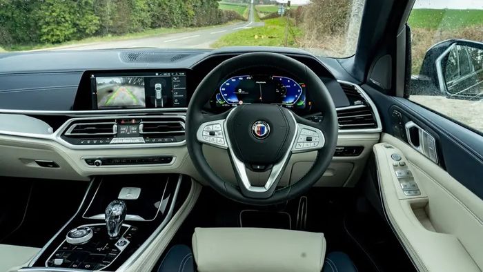 Tampilan kabin odifikasi BMW X7 LCI facelift buatan Alpina
