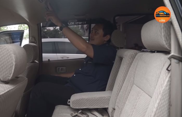 Jok baris kedua di Toyota Kijang LGX