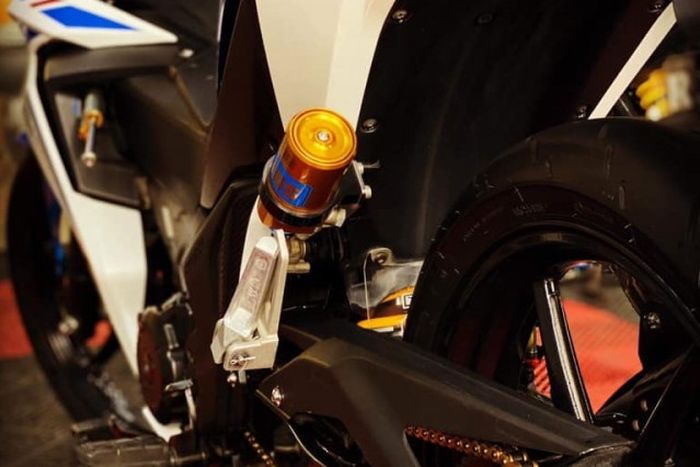 Suspensi belakang pakai shock Ohlins