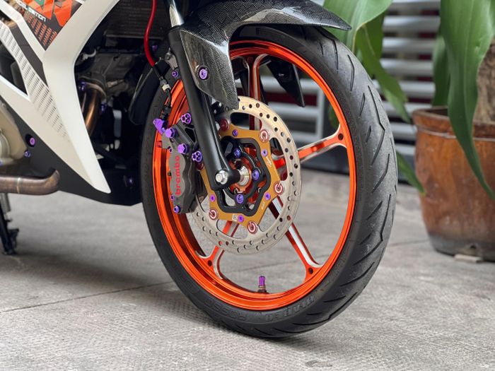 Kaki-kakinya mendapat pelek K7 dan pengereman Brembo