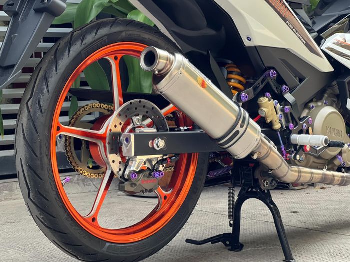 Kaki belakangnya mendapatkan rem Brembo dan suspensi baru