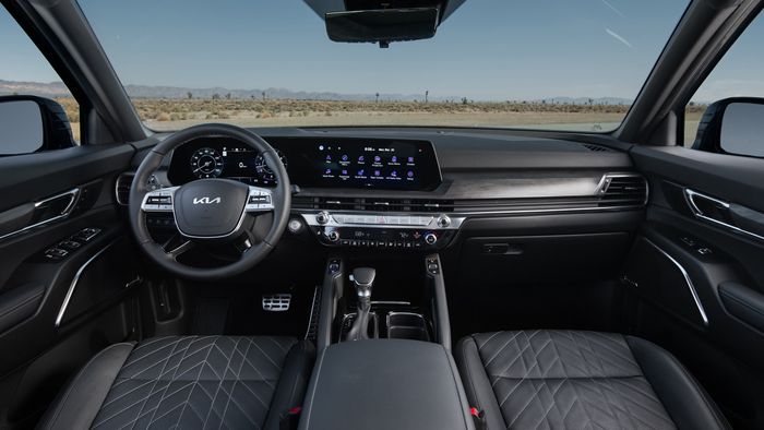 Interior Kia Telluride semakin canggih dengan layar instrumen digital dan navigasi 12,4 inci.