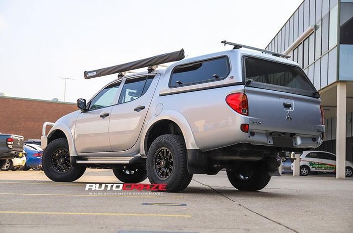 Tampilan belakang modifikasi Mitsubishi Triton lama dipasangi kanopi