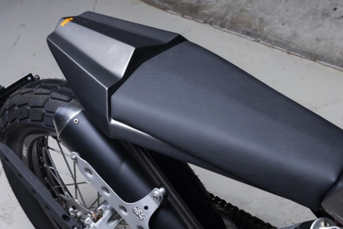 Pada subframe dipasang buntut dan jok kustom