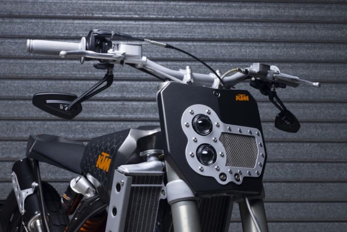 Headlamp mengandalkan sepasang lampu LED proyektor