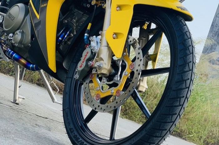 Kaki depannya dapat garpu Honda Winner X 150, pelek RCB dan kaliper Brembo