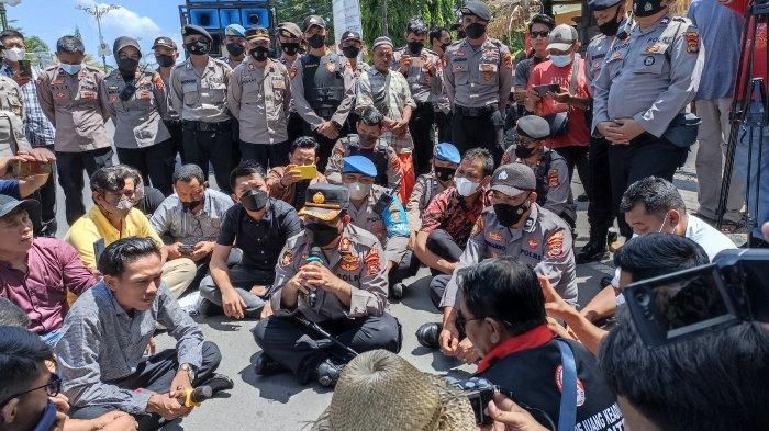 Kapolres Lombok Tengah, AKBP Hery Indra Cahyono menerima para pengunjuk rasa atas penetapan tersangka ke korban begal bernama Amaq Sinta