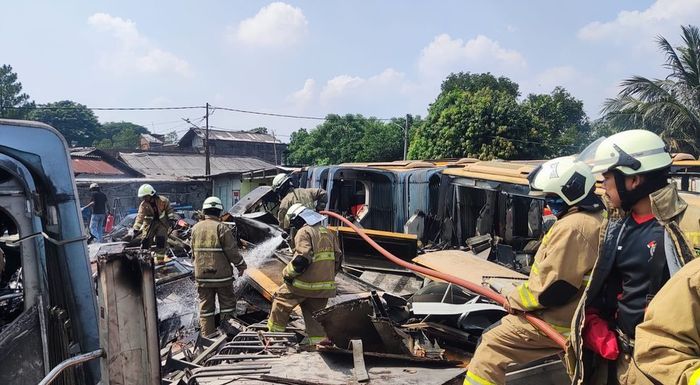 Puing-puing sisa kebakaran yang terjadi di pool bus DAMRI di Rawa Terate, Jakarta Timur, pada Jumat (15/04/2022).