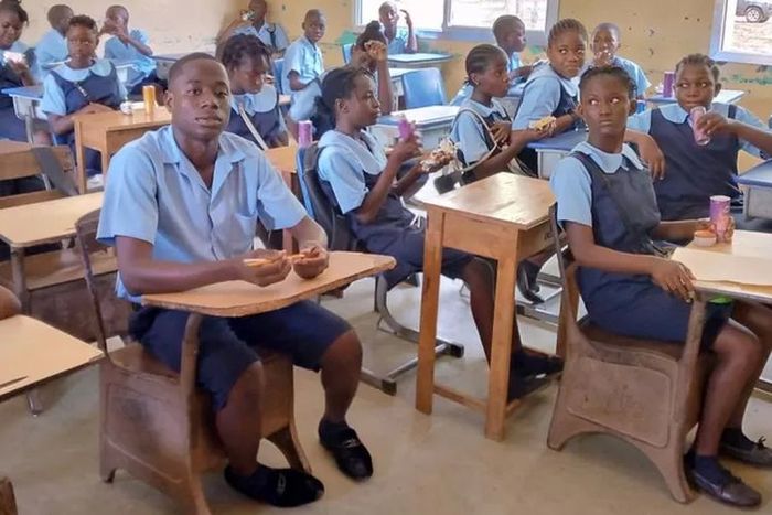 Emmanuel Tuloe (menghadap kamera) bersama teman-teman sekelasnya di Ricks Institute di Liberia.(BBC INDONESIA)