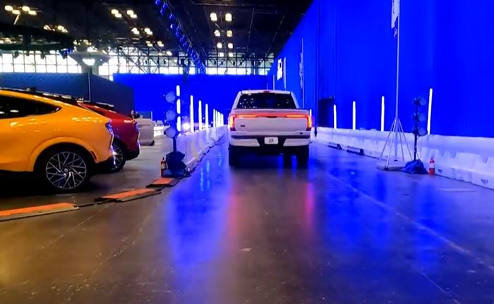 Area tes mobil listrik ada di dalam ruangan New York International Auto Show