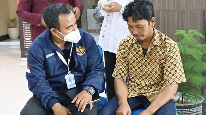 Amaq Sinta (kanan) didampingi kuasa hukum saat jumpa pers di Polda NTB