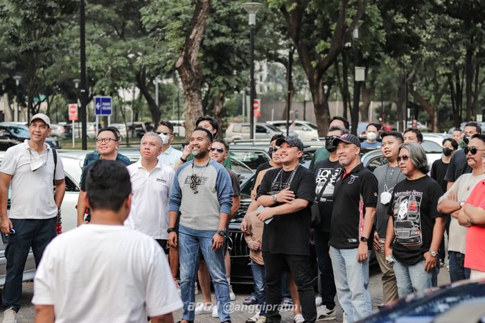 Suasana akrab dan hangat peserta Ngabuburide Station Wagon