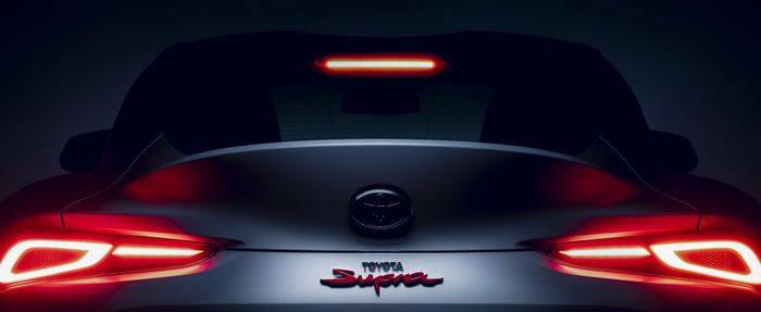 Teaser Toyota Supra transmisi manual akan memiliki emblem Supra warna merah.