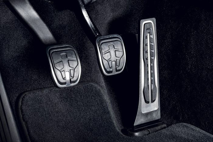 Teaser tiga pedal Toyota Supra transmisi manual.