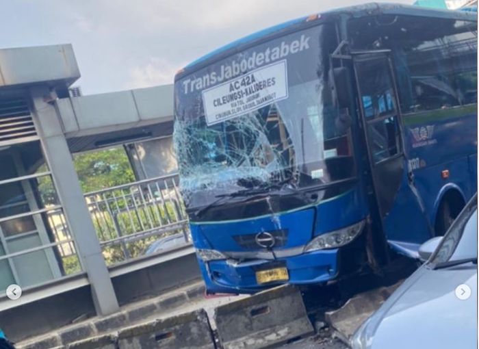 Kondisi bus Transjabodetabek usai tabrak bus Transjakarta dan menjebol beton separator di Jl Letjen S Parman, Grogol Petamburan, Jakarta Barat
