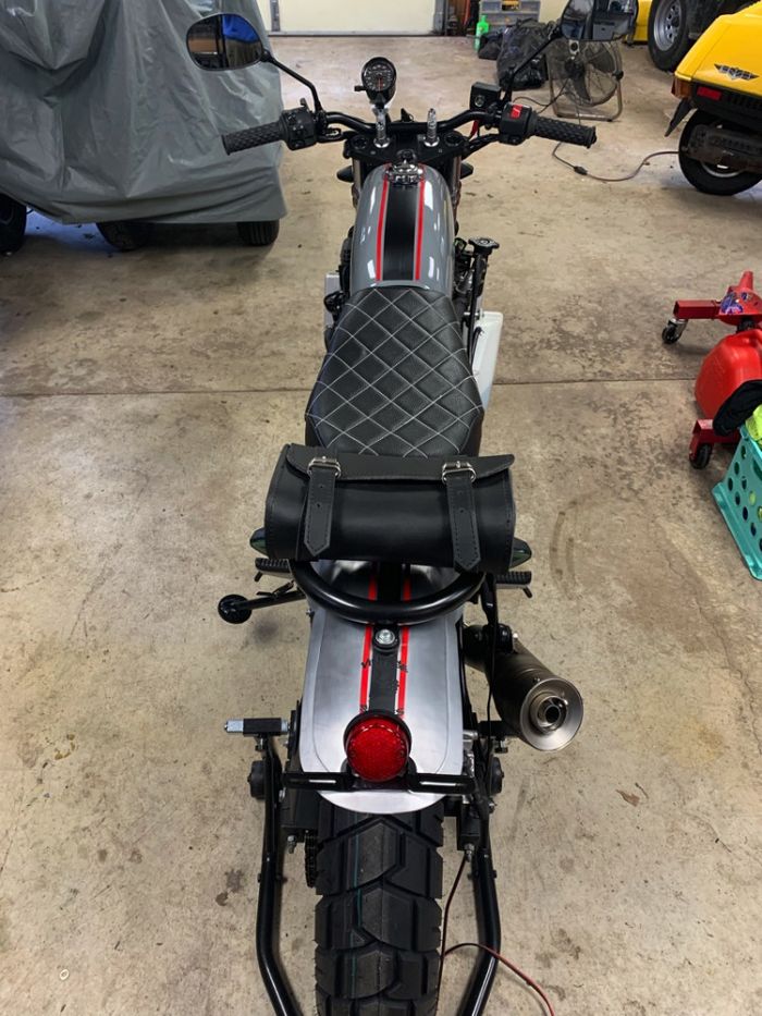 Bodi-bodi diganti semua dengan tangki klasik, jok elegan, hingga sepatbor kustom